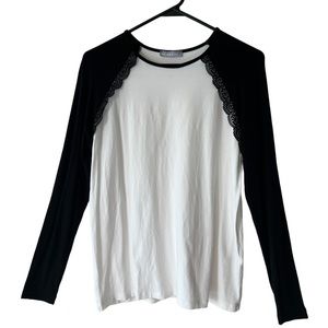 WOMENS BLACK AND WHITE PULLOVER LONG SLEEVE TOP WITH BLACK LACE EMBELLISHMENTS